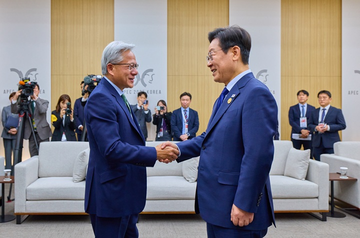 President Lee Jae-myung and Jensen Huang, Chief Executive Officer (CEO) of NVIDIA, shake hands